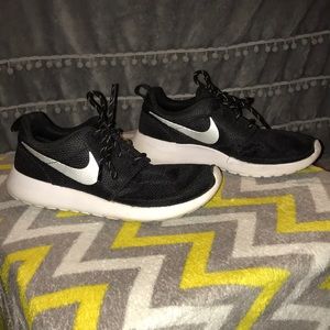 Black Nike Roshe Sneakers
